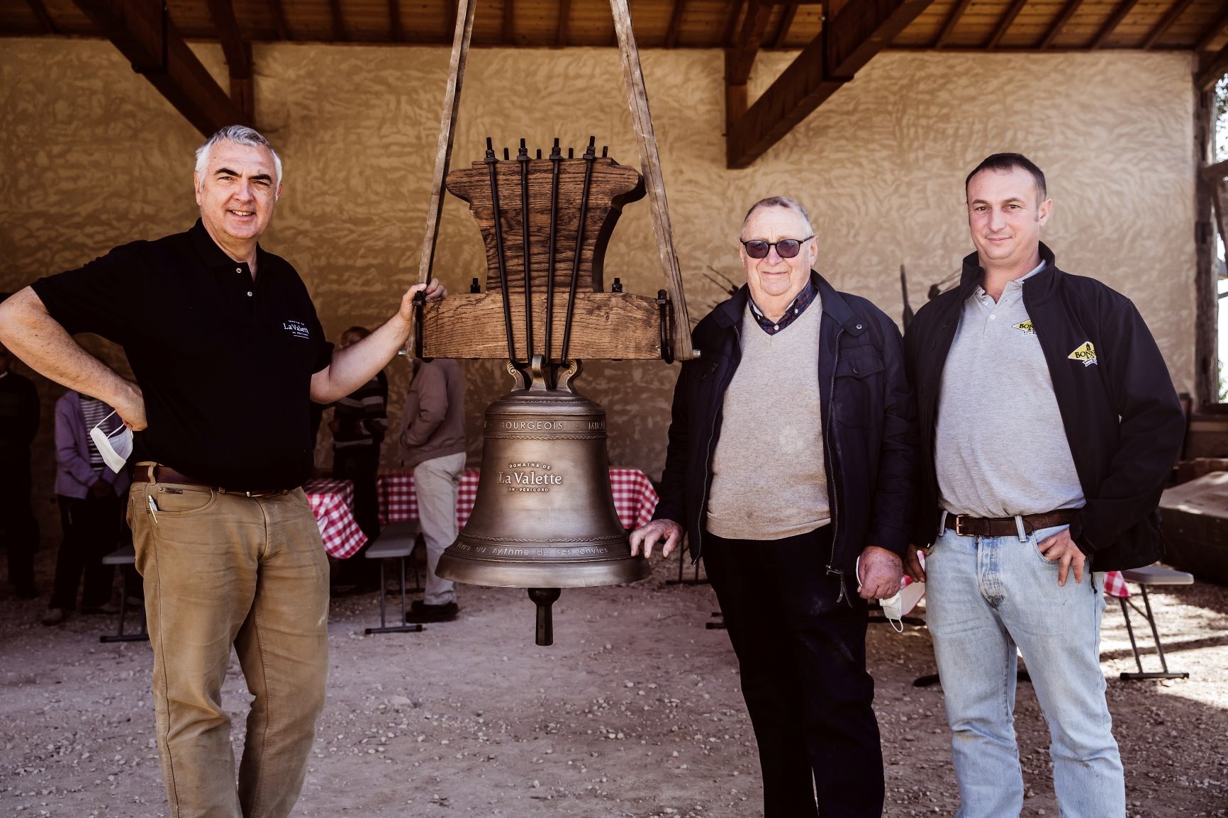 Maxime Dujou et Guy Bonnet (à droite) à côté de la cloche du Domaine de La Valette