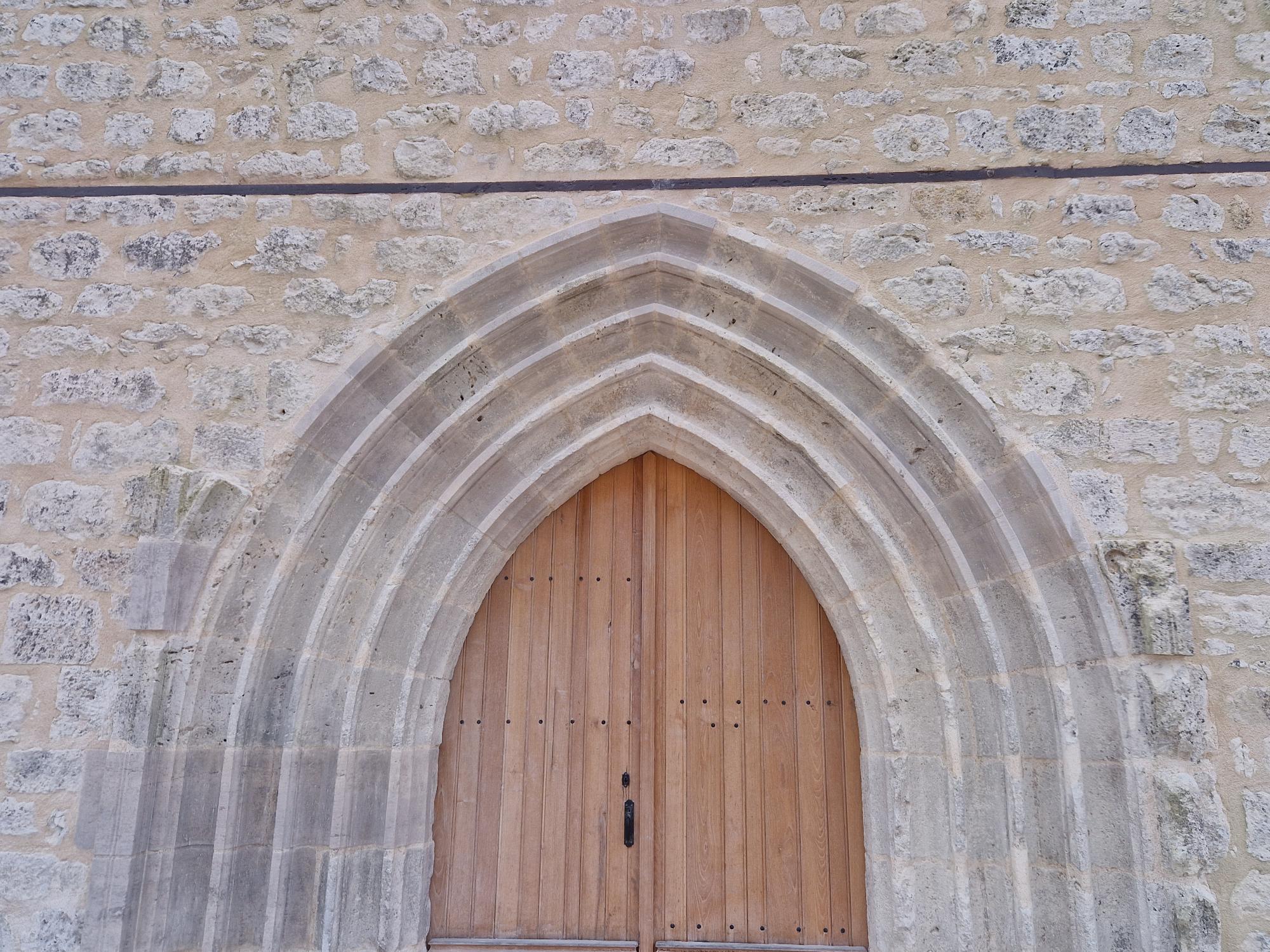 voici une taille de pierre pour rénover les pierres manquantes sur l'arche de la porte d'entrée de l'Église de Saint Rémy à SIGOULES ET FLAUGEAC